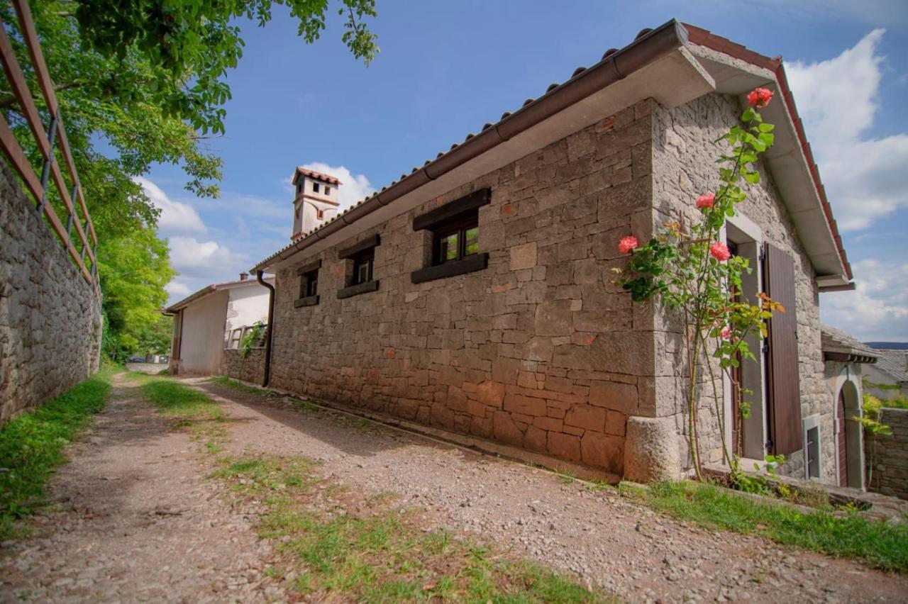 Tmbin's Barn - Nature, Horses, Family * Sezana